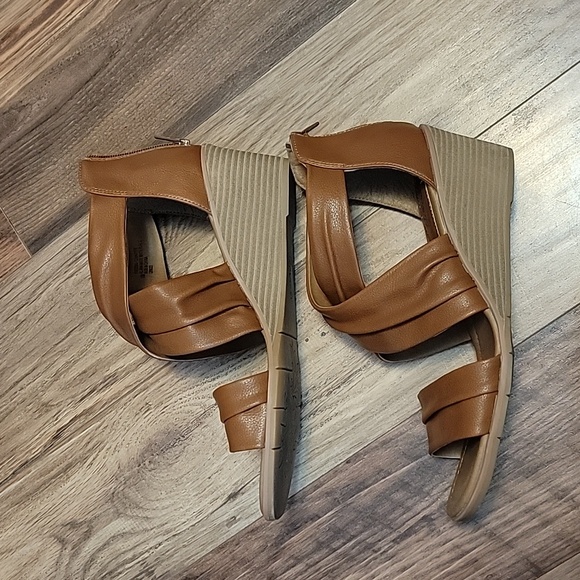 Euro soft Brown wedge sandals - Picture 4 of 6